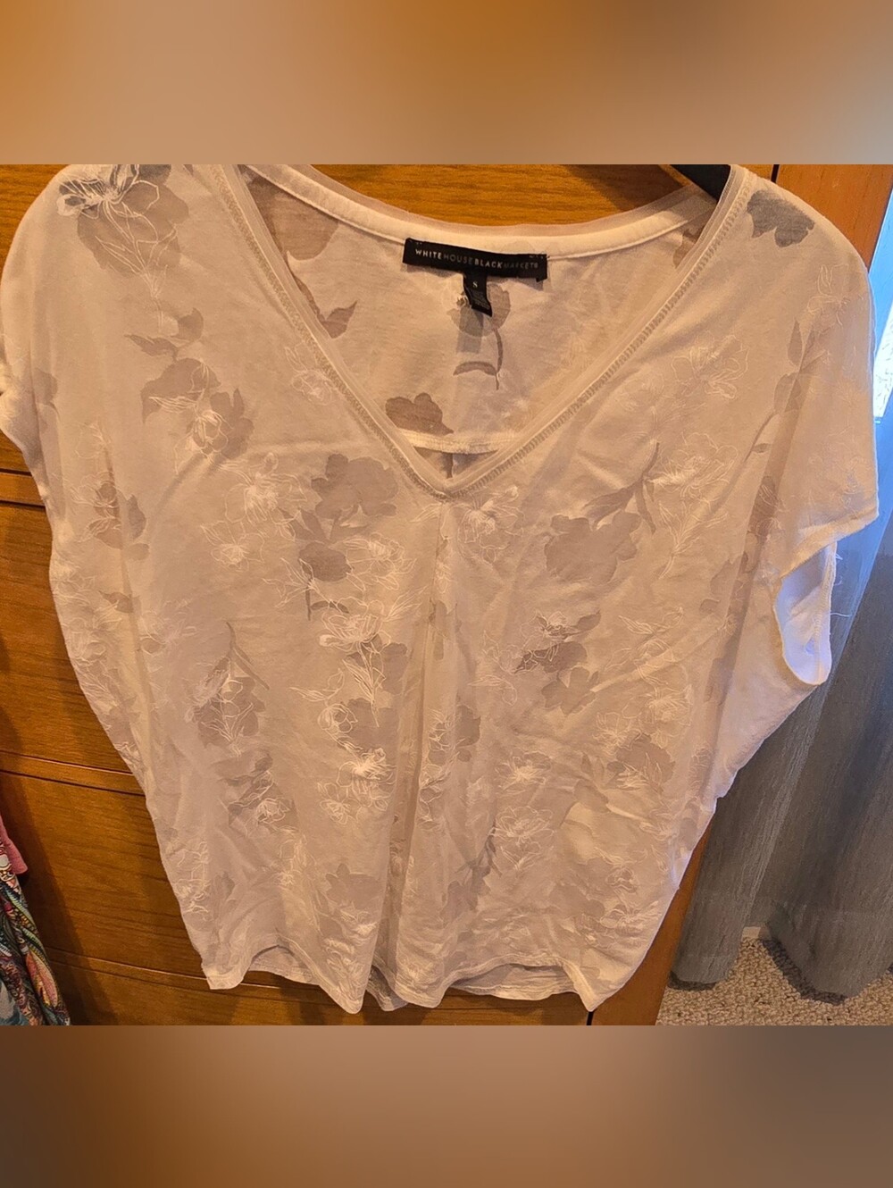 White House Black Market Cream Floral V-Neck Women's Top, NWOT